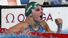 Litevská plavkyn Ruta Meilutyteová se raduje ze svtového rekordu na 100 metr...