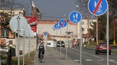 Cyklostezka v Jaroov, kde na úseku dlouhém 200 metr stojí 19 dopravních