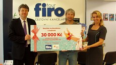 Jeden z prvních ty výherc soute Petr Stoupa pebírá poukaz na zájezd v