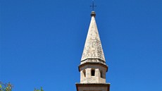 Věž kostela sv. Trojice v Budvě