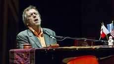 Hugh Laurie (aka Dr. House) s The Copper Bottom Bandem vystoupili v Kongresovém...
