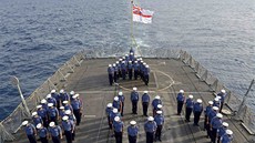 POZOR - KLUK. Britské námo�nictvo také slaví narození královského potomka.