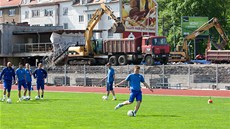 Rekonstrukce stadionu v Ústí nad Labem je v plném proudu, fotbalist�m v�ak v