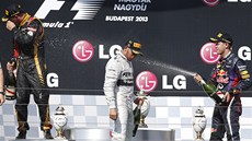 VELMI DIVOKÉ OSLAVY. Lewis Hamilton (uprostřed) a Kimi Räikkönen sice na trati