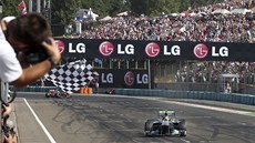 CÍL. Lewis Hamilton s vozem Mercedes si jede pro vítzství ve Velké cen