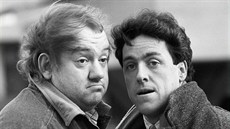 Zem�el britský herec a re�isér Mel Smith (vlevo). Na snímku s Griffem Rhysem...