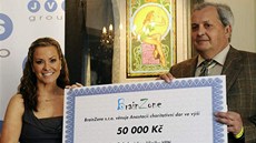 Americká zpěvačka Anastacia předala šek na 50 tisíc korun přednostovi...