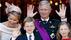 Král Philippe se svou rodinou mávají z královského paláce v Bruselu. 