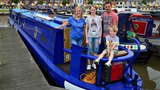 Rodina Lawrenceových na své lodi, kterou poídili za 80 tisíc liber (2,4...