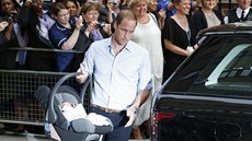 Princ William odchází se synem z porodnice. (23. července 2013)