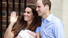 Princ William s man�elkou Kate ukázali prvorozeného syna. (23. �ervence 2013)
