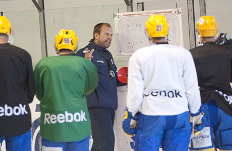 Zahájení pípravy zlínských hokejist,  trenér Rostislav Vlach (uprosted)