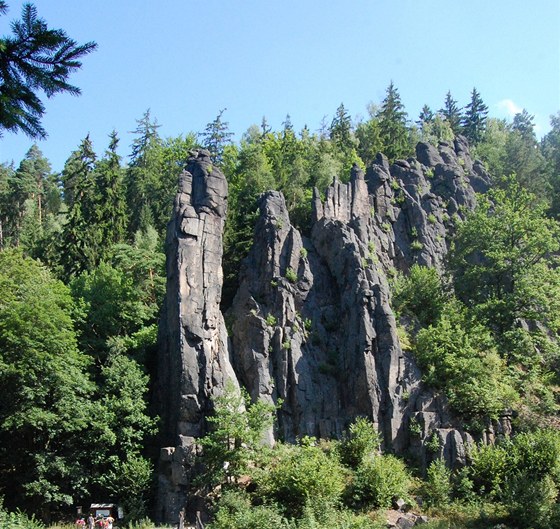 Mezi karlovarským Doubím a Loktem se v údolí eky Ohe nacházejí pozoruhodné skalní útvary, které jsou opedeny mnoha povstmi.