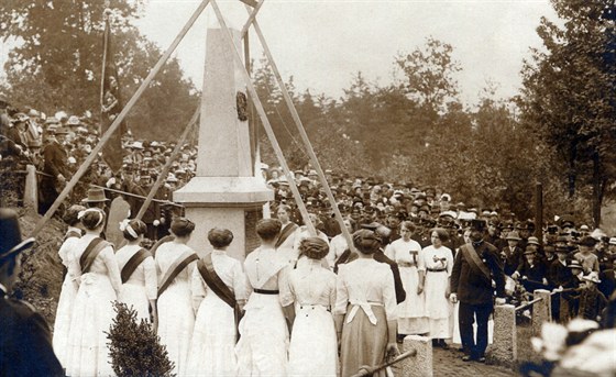 Slavnostní odhalení památníku 3. srpna 1913.