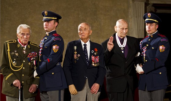 Vyznamenaní válení veteráni Alexandr Beer, Vasil Korol a Leopold Färber (28.