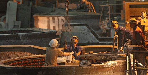 Pracovníkům v ocelárně Třineckých železáren přišlo venkovní vedro jako velmi
