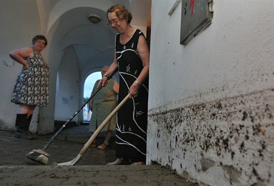 Dagmar Pouzarová (vpravo) a Věra Mašková uklízejí škody, které nepáchaly v...
