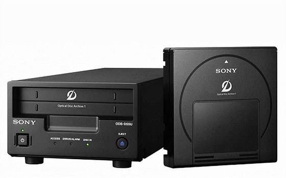 Cartridge a mechanika souasného zálohovacího systému Optical Disc Archive spolenosti Sony