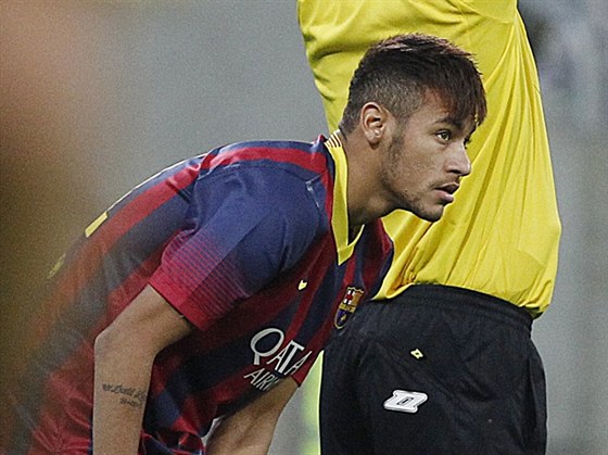 DEBUT. Neymar vybíhá k prvním vteinám v dresu Barcelony.
