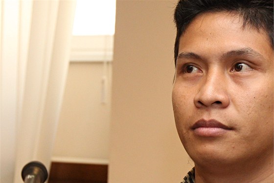 Obalovaný Dinh Ngoc Nguyen u Krajského soudu v Hradci Králové (31.7.2013). 
