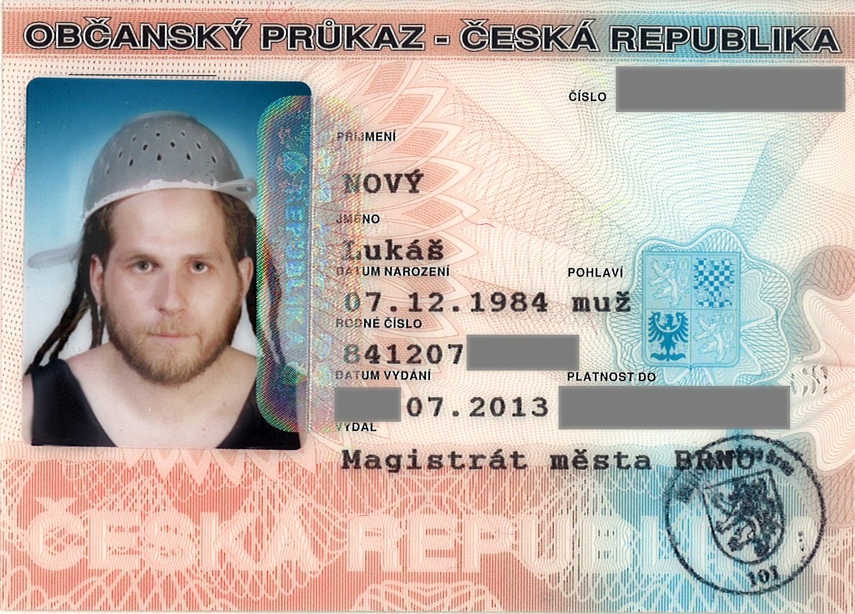Luká� Nový je ve své nové ob�ance vyfocený s cedníkem na hlav�.