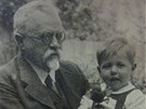 Rabín David Rudolfer s osmiletým vnukem Tomáem. Nacisté oba zavradili a
