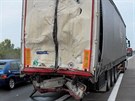 Dlnici D11 zablokovala v ter rno tsn ped Prahou nehoda dvou kamion....