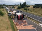Nehoda kamionu peváejícího melouny na rychlostní silnici R7 u Slaného.