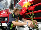 Dominik Broulík, dobrovolný hasi z Hájku u Ostrova zdobí hasiské auto k