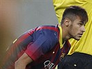DEBUT. Neymar vybíhá k prvním vteinám v dresu Barcelony.