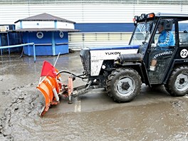 Odklízení vody na stadiony Slovan Liberec (30.7. 2013)
