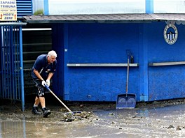 V Liberci uklízejí stadion, který zatopila voda.