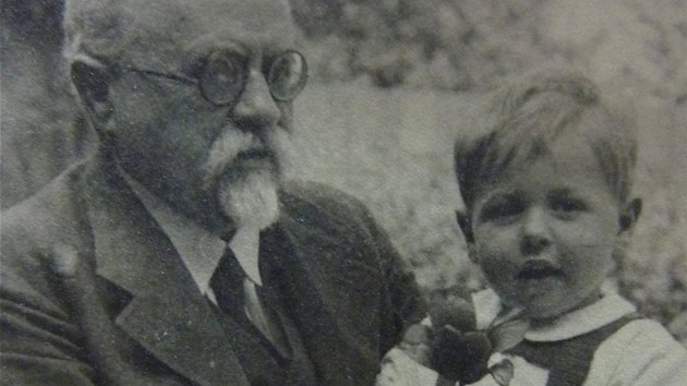 Rabín David Rudolfer s osmiletým vnukem Tomášem. Nacisté oba zavraždili a jejich památku nyní v Krnově připomínají Stolpersteiny.