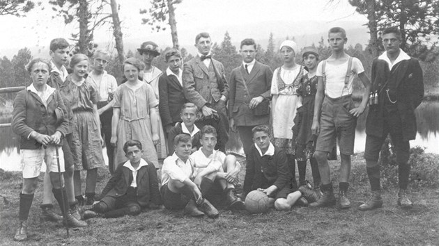 Profesor Sigmund Langschur (uprostřed) se svými studenty ve dvacátých letech na Rejvízu.