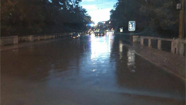 Přívaly vody zaplavily v pondělí večer i Brněnský most, spojnici centra Jihlavy s největším sídlištěm Březinky. 