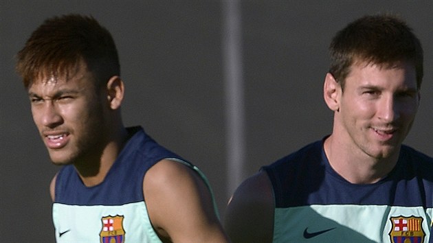 Neymar (vlevo) a Lionel Messi v tréninkovém úboru Barcelony.