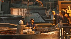 Pracovníkům v ocelárně Třineckých železáren přišlo venkovní vedro jako velmi