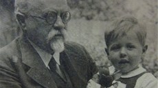 Rabín David Rudolfer s osmiletým vnukem Tomáem. Nacisté oba zavradili a