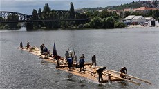 Do Prahy doplul devný vor, který bude a do pátku kotvit na náplavce na