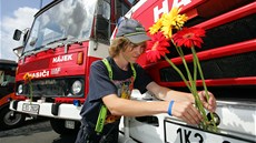 Dominik Broulík, dobrovolný hasi z Hájku u Ostrova zdobí hasiské auto k