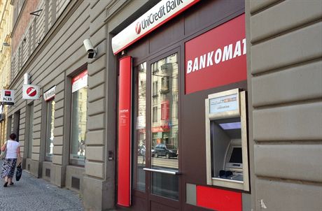 UniCredit Bank nechala klienta tikrát jít s kreditní kartou do mínusu. Naútovala si za to poplatky, které ale musela vrátit. Ilustraní foto