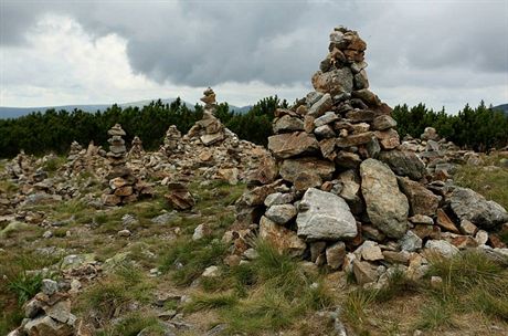 Hory jsou plné kamenných mohyl, co se správ národního parku nelíbí.