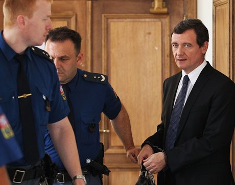 Eskorta odvádí obvinného Davida Ratha ze soudní sín Krajského soudu v Praze.