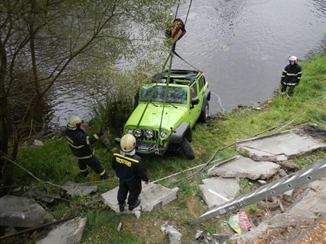 Opilá idika prorazila svodidla a s terénním vozem skonila na behu Vltavy.