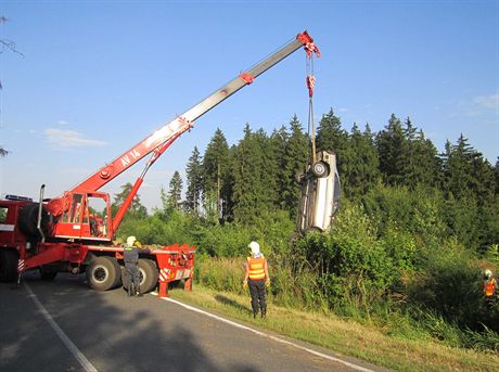 Jeáb bhem vyproování zatarasil celou silnici, která musela být uzavena.