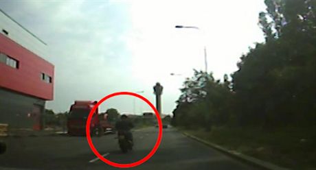 Zdrogovaný motorká ujídl policistm (ilustraní foto)