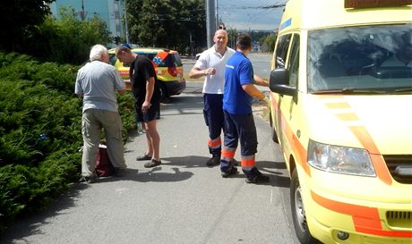 Policista v civilu Daniel Karlík (na snímku v erném) zachránil enu, která