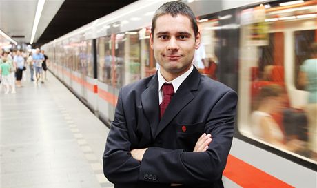 Sbormistr a varhaník  Luká Janírek je strojvedoucím metra od roku 2008. Metro