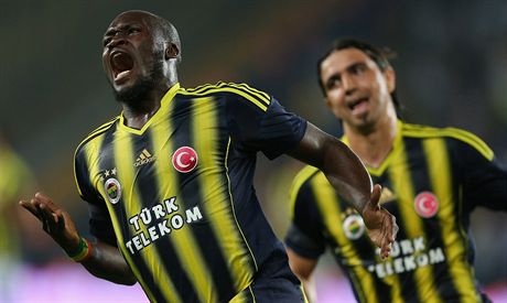 Fenerbahce má dvod k radosti, Moussa Sow (vlevo) práv vsítil branku.