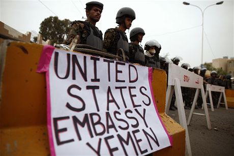 Jemenská policie hlídkuje u ambasády Spojených stát. 